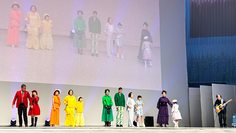 2025年 大阪・関西万博 JDSプレゼンツ“ファッションパフォーマンスショー”レポート シーン1の様子。鮮やかなレインボーカラー
