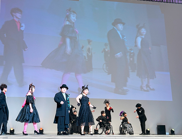 2025年 大阪・関西万博 JDSプレゼンツ“ファッションパフォーマンスショー”レポート シックなシーン2