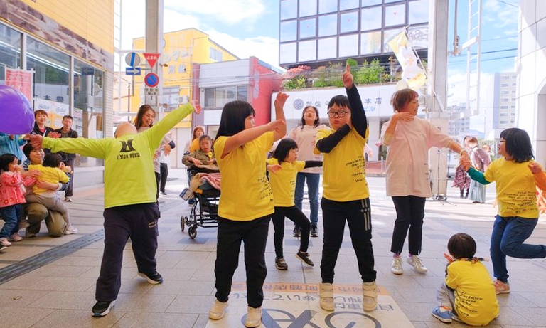 世界ダウン症の日 スリーピースさんさ部＆ダンス部パフォーマンスinイサイパーク